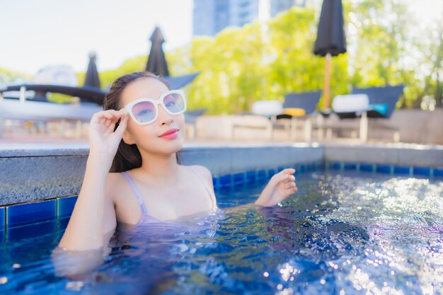 Retrato bela jovem asiática relaxar lazer desfrutar em torno da piscina ao ar livre