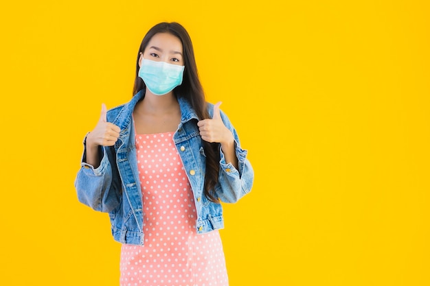 Retrato bela jovem asiática usar máscara para proteger o coronavírus ou covid19