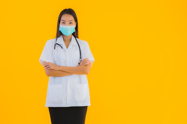 Retrato bela jovem médico asiático mulher com máscara para proteger covid19