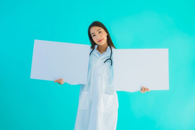 Retrato bela jovem médico asiático mulher com poster vazio