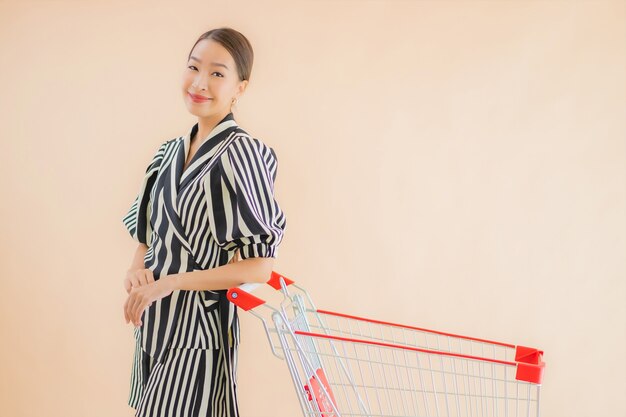 Retrato bela jovem mulher asiática com carrinho de compras