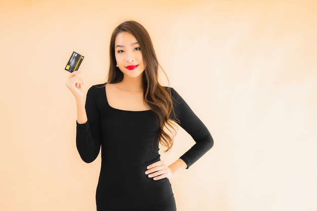 Retrato bela jovem mulher asiática com cartão de crédito
