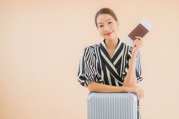 Retrato bela jovem mulher asiática com passaporte de saco de bagagem
