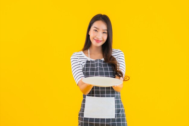 Retrato bela jovem mulher asiática com prato branco ou prato