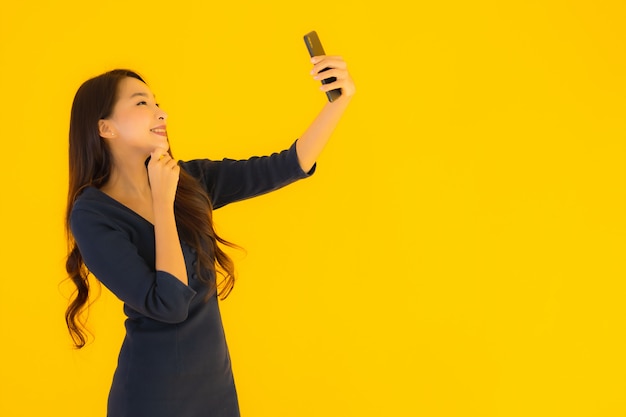 Foto grátis retrato bela jovem mulher asiática com telefone