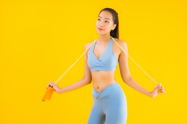 Retrato bela jovem mulher asiática desgaste sportwear com corda