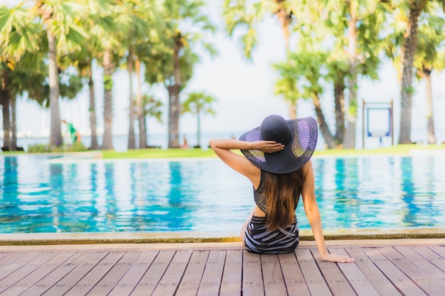 Retrato bela jovem mulher asiática em torno da piscina