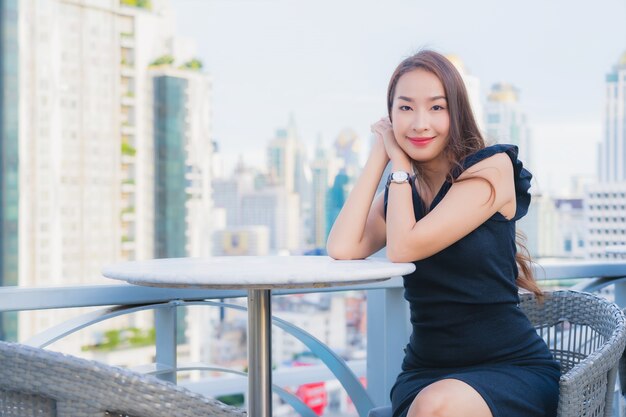 Retrato bela jovem mulher asiática goza com cocktails beber vidro