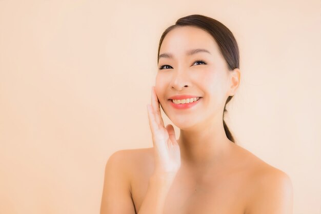 Retrato bela jovem mulher asiática rosto com conceito de spa de beleza