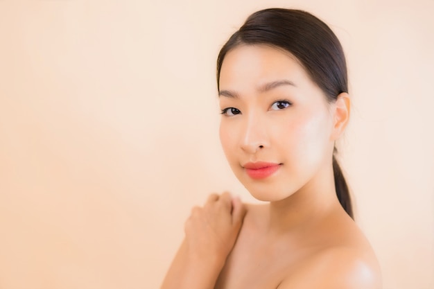Retrato bela jovem mulher asiática rosto com conceito de spa de beleza