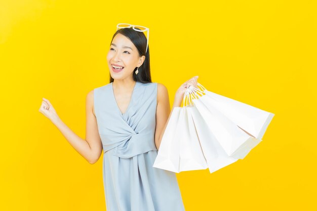 Retrato bela jovem mulher asiática sorrindo com sacola de compras