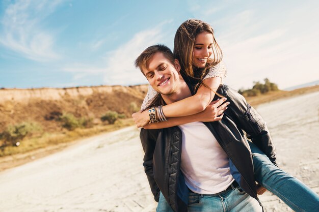 Retrato bela saudável jovens adultos namorada e namorado abraçando feliz. Jovens bonitas casal apaixonado namorando na primavera ensolarada ao longo da praia. Cores quentes.