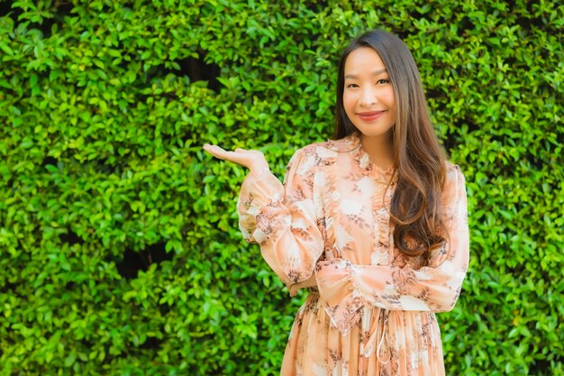 Retrato belas jovens mulheres asiáticas feliz sorrir ao ar livre