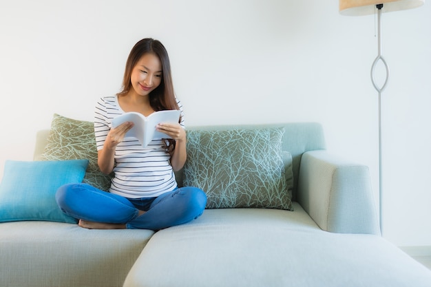 Retrato belas jovens mulheres asiáticas lendo livro com xícara de café