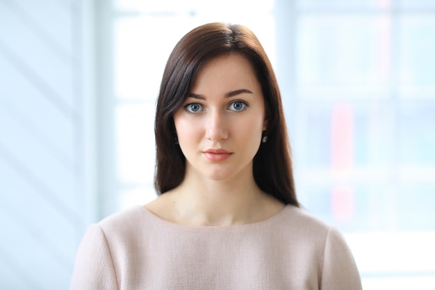 Foto grátis retrato bonito da mulher de negócios