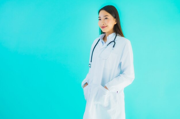 Retrato bonito jovem médico asiático mulher com estetoscópio