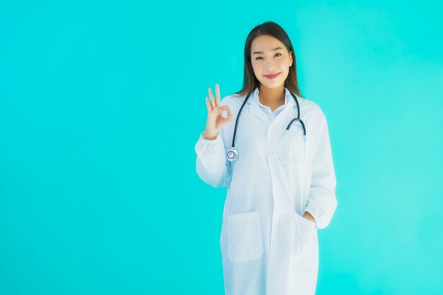 Retrato bonito jovem médico asiático mulher com estetoscópio