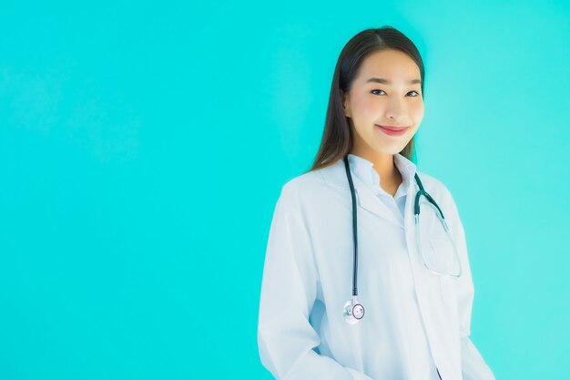 Retrato bonito jovem médico asiático mulher com estetoscópio