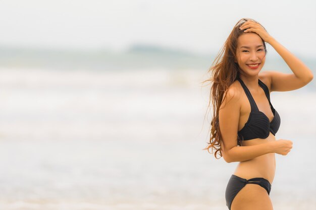 Retrato, bonito, jovem, mulher asian, desgaste, biquíni, ligado, a, praia, mar, oceânicos