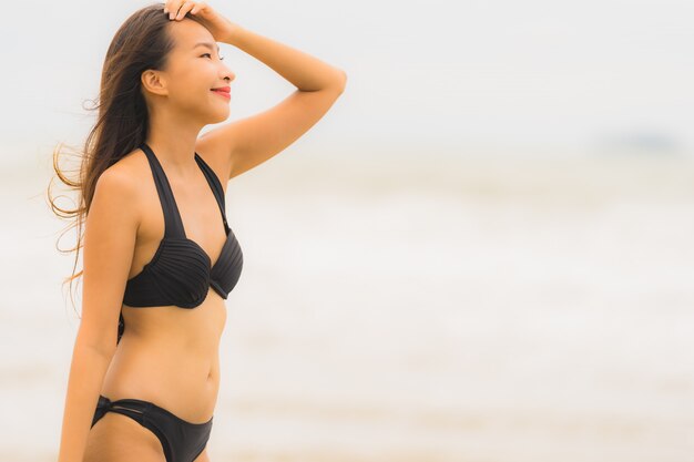 Retrato, bonito, jovem, mulher asian, desgaste, biquíni, ligado, a, praia, mar, oceânicos