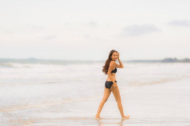 Retrato, bonito, jovem, mulher asian, desgaste, biquíni, ligado, a, praia, mar, oceânicos