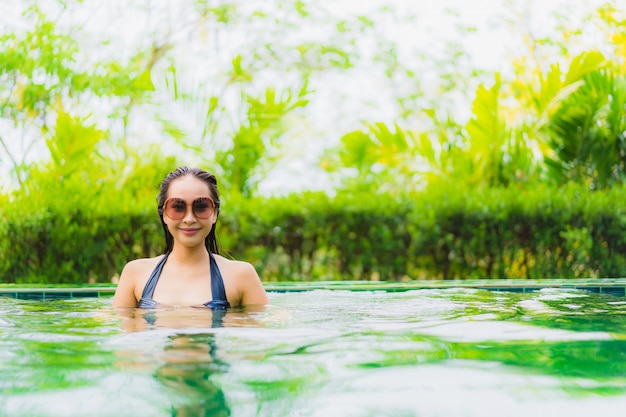 Retrato, bonito, jovem, mulher asian, em, piscina, ao redor, hotel, e, recurso