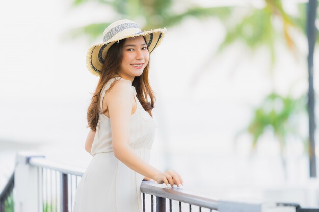 Retrato, bonito, jovem, mulher asian, feliz, e, sorrizo, com, viagem, em, hotel, recurso, neary, mar, e, praia