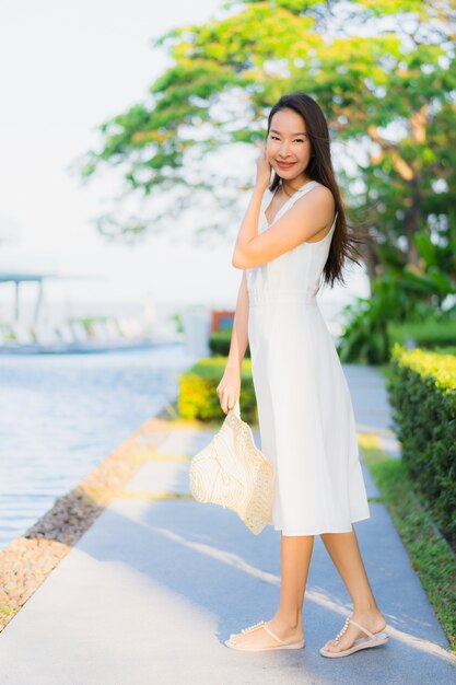 Retrato, bonito, jovem, mulher asian, feliz, e, sorrizo, ligado, a, praia, mar, e, oceânicos