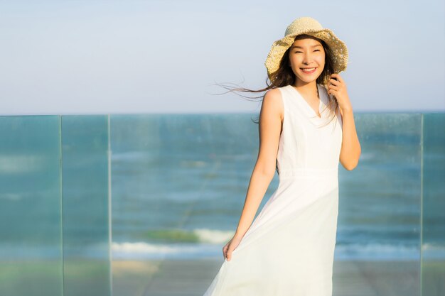 Retrato, bonito, jovem, mulher asian, feliz, e, sorrizo, ligado, a, praia, mar, e, oceânicos