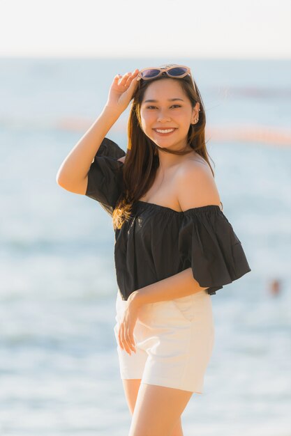 Retrato, bonito, jovem, mulher asian, feliz, e, sorrizo, ligado, a, praia, mar, e, oceânicos