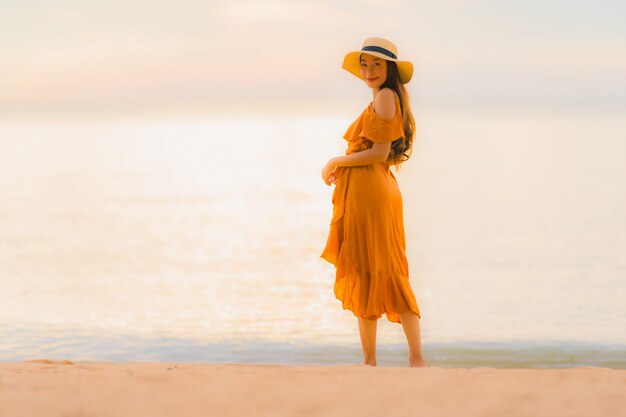 Retrato, bonito, jovem, mulher asian, feliz, sorrizo, relaxe, ligado, a, praia, oceânicos mar