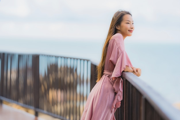 Retrato, bonito, jovem, mulher asian, olhando mar, praia, oceânicos, para, relaxe, em, feriado, férias, viagem