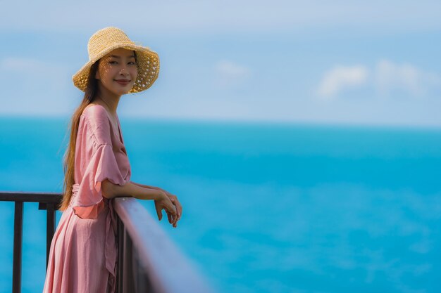 Retrato, bonito, jovem, mulher asian, olhando mar, praia, oceânicos, para, relaxe, em, feriado, férias, viagem