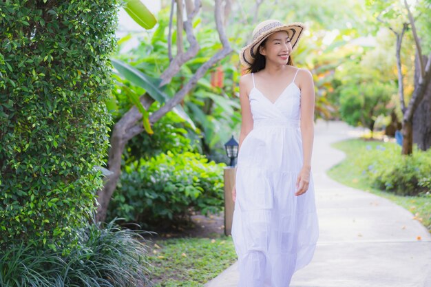 Retrato, bonito, jovem, mulher asian, passeio, com, sorrizo, feliz, e, relaxe, parque