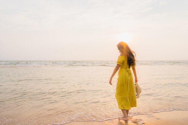 Retrato, bonito, jovem, mulher asian, passeio, praia, e, mar, oceânicos, com, sorrizo, feliz, relaxe