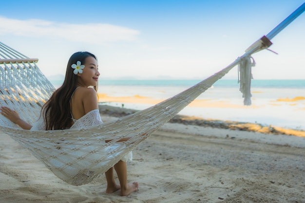 Retrato, bonito, jovem, mulher asian, sentando, ligado, rede, ao redor, mar, praia, oceânicos, para, relaxe