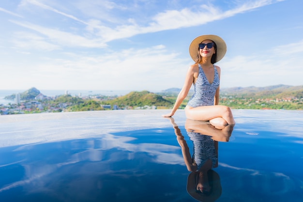 Retrato, bonito, jovem, mulher asian, sorrizo, feliz, relaxe, ao redor, piscina, em, hotel, recurso, para, lazer