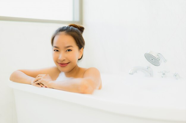 Retrato, bonito, jovem, mulher asian, tomar, um, banheira, em, banheiro