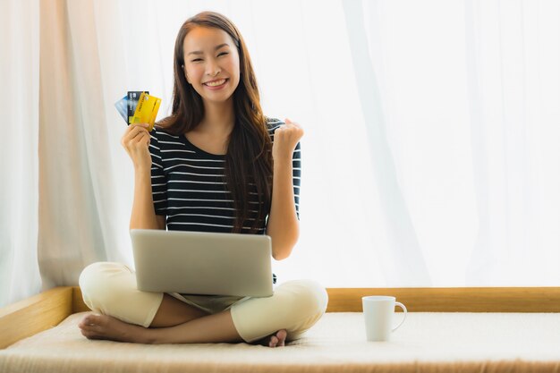 Retrato, bonito, jovem, mulher asian, usando computador, caderno, ou, laptop, com, cartão crédito, para, shopping