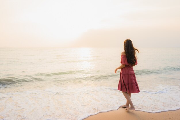 Retrato bonito jovem mulher asiática feliz sorriso lazer na praia mar e oceano