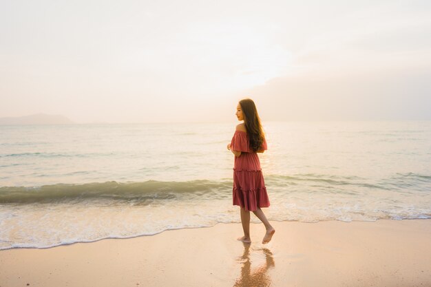 Retrato bonito jovem mulher asiática feliz sorriso lazer na praia mar e oceano