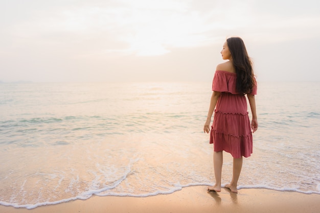 Retrato bonito jovem mulher asiática feliz sorriso lazer na praia mar e oceano