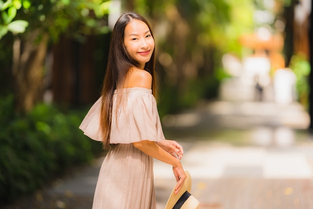 Retrato bonito jovem mulher asiática sorriso feliz