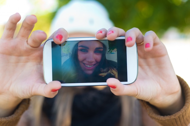 Foto grátis retrato, bonito, menina, levando, selfie, móvel, telefone