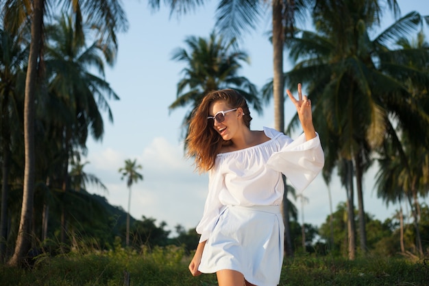 Retrato colorido de uma jovem mulher atraente, usando óculos escuros. Estilo elegante de beleza de verão, estilo feminino de verão, moderno, descolado e casual, marinho