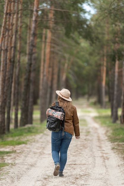 Retrato completo de mulher caminhando ao ar livre