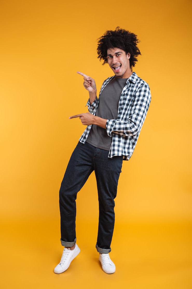 Foto grátis retrato completo de um jovem africano alegre