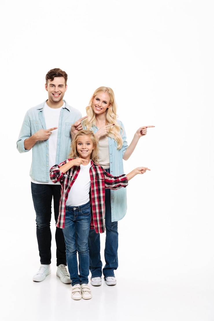 Foto grátis retrato completo de uma jovem família alegre