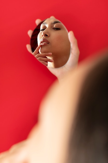 Retrato criativo de jovem adulto