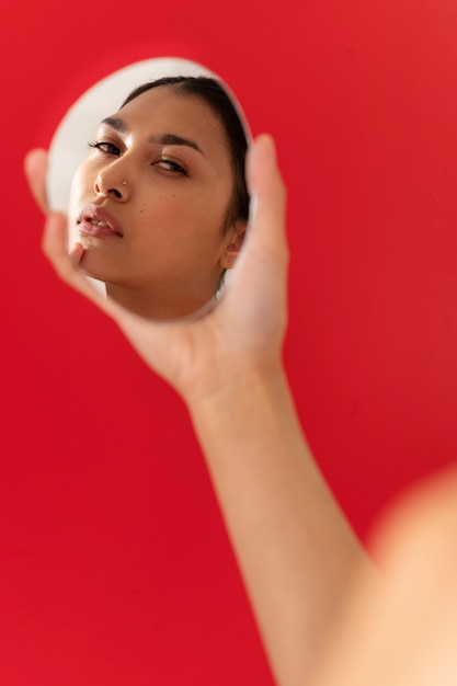 Retrato criativo de jovem adulto